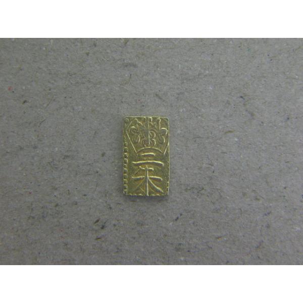 鋳造期間　万延元年〜明治２年　品位金22.9％　量目0.75ｇ　発行枚数2,512万枚　流通期間が短い為（９年間）、状態の良いものが多く残っています。また発行枚数は、天保二朱金と比べ１／４以下です。