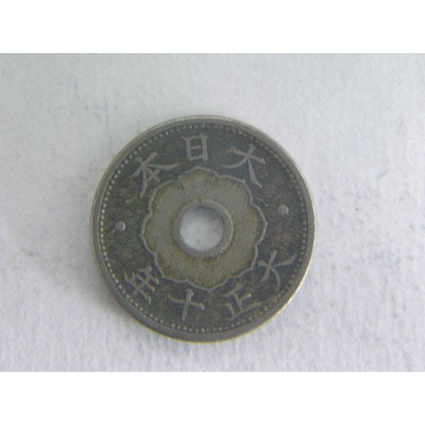 直径２２．１７ミリ　品位銅７５％　量目３．７５ｇ　発行枚数６１８７万枚　普通に使われた雑銭です。が、竜や旭日の様に画一でない、斬新な大正デザインが魅力ですね。