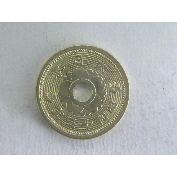 発行枚数４７０７万枚　直径２２ミリ　銅品位９５％　量目４．０ｇ　すっきりしたデザインの、金色に光るとても綺麗な穴あきコインです。発行当時、金貨と見まがう人が続出したそうです。※撮像は見本です。同等品のご送付となります。