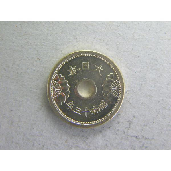 発行枚数４０００万枚　直径１９ミリ　銅品位９５％　量目２．８ｇ　すっきりしたデザインの、金色に光るとても綺麗な穴あきコインです。発行当時、金貨と見まがう人が続出したそうです。保存状態が良いコインなので、ぜひ、手にとって見てください。現行コイ...