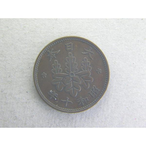 発行枚数２億枚。直径２３．０３ミリ、銅品位９５％、量目３．７５ｇ。桐１銭銅貨は、通用期間が長く、また、良く走り回ったコインなので、なかなか綺麗なコインとは巡り会えません。直径・量目ともに１０円玉にそっくりです。役割もほぼ一緒だったと思います...