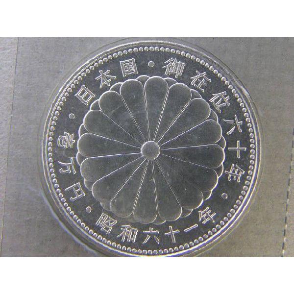 発行日　昭和61年11月10日　発行枚数1,000万枚　プリスターパック入り　直径35.0ミリ　純銀100.0%  量目20.0ｇ　図案　日の出と瑞鳥・瑞雲 ※撮像は見本です。プリスターパックには擦り傷/小傷みが認められます。