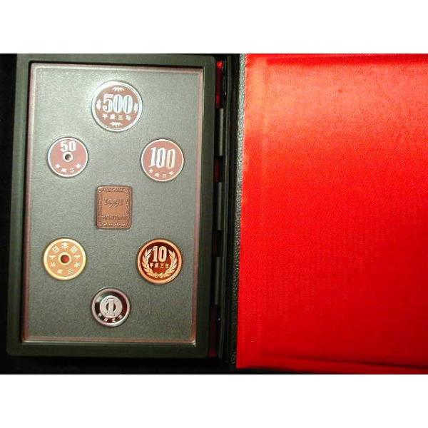 販売数22万　造幣局販売価格6,180円　プルーフ貨幣セットは、鏡面仕上げされたコイン地に、つや消しの模様を浮き出させた美麗な500円、100円、50円白銅貨に10円青銅貨、5円黄銅貨、1円アルミ貨の6種貨幣と中央に発行年度を示す年銘版で構...