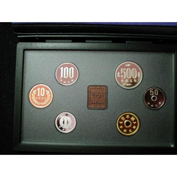 販売数２５万　造幣局販売価格７２１０円　プルーフ貨幣セットは、鏡面仕上げされたコイン地に、つや消しの模様を浮き出させた美麗な５００円、１００円、５０円白銅貨に１０円青銅貨、５円黄銅貨、１円アルミ貨の６種貨幣と中央に発行年度を示す年銘版で構成...