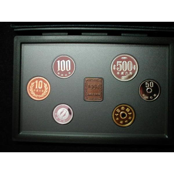 販売数２２万７千　造幣局販売価格７２１０円　プルーフ貨幣セットは、鏡面仕上げされたコイン地に、つや消しの模様を浮き出させた美麗な５００円、１００円、５０円白銅貨に１０円青銅貨、５円黄銅貨、１円アルミ貨の６種貨幣と中央に発行年度を示す年銘版で...