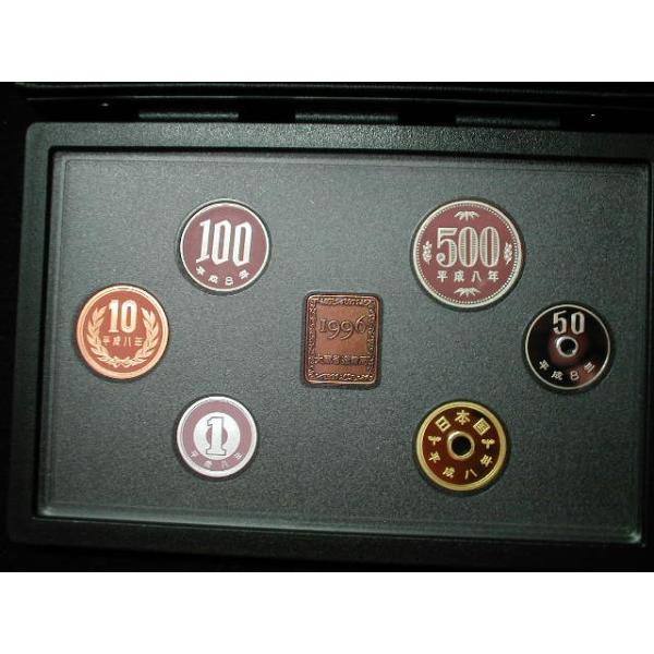 販売数１８万９千　造幣局販売価格７２１０円　プルーフ貨幣セットは、鏡面仕上げされたコイン地に、つや消しの模様を浮き出させた美麗な５００円、１００円、５０円白銅貨に１０円青銅貨、５円黄銅貨、１円アルミ貨の６種貨幣と中央に発行年度を示す年銘版で...