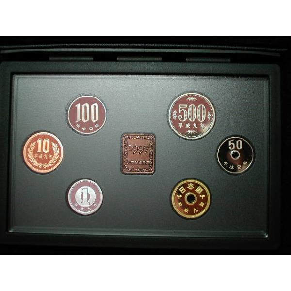 販売数１８万６千　造幣局販売価格７３５０円　プルーフ貨幣セットは、鏡面仕上げされたコイン地に、つや消しの模様を浮き出させた美麗な５００円、１００円、５０円白銅貨に１０円青銅貨、５円黄銅貨、１円アルミ貨の６種貨幣と中央に発行年度を示す年銘版で...