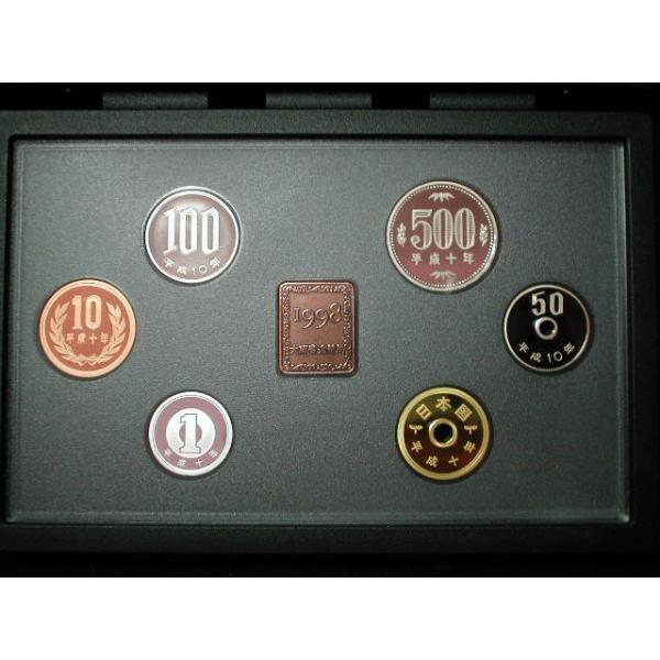 販売数１７万　造幣局販売価格７３５０円　プルーフ貨幣セットは、鏡面仕上げされたコイン地に、つや消しの模様を浮き出させた美麗な５００円、１００円、５０円白銅貨に１０円青銅貨、５円黄銅貨、１円アルミ貨の６種貨幣と中央に発行年度を示す年銘版で構成...