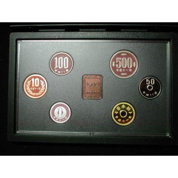 販売数１７万　造幣局販売価格７３５０円　プルーフ貨幣セットは、鏡面仕上げされたコイン地に、つや消しの模様を浮き出させた美麗な５００円、１００円、５０円白銅貨に１０円青銅貨、５円黄銅貨、１円アルミ貨の６種貨幣と中央に発行年度を示す年銘版で構成...