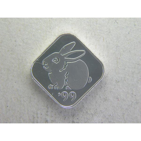 量目4.3ｇ　品位　銀100.0％　造幣局製造桜の通り抜け貨幣セットに封入された年銘板純銀メダルです。※撮像は見本です。同等品のご送付となります。