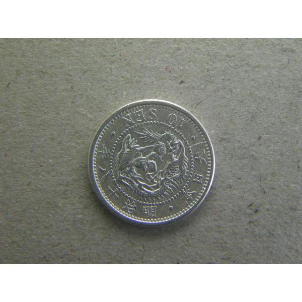 直径１７．５７ミリ　品位銀８０％　量目２．７ｇ　発行枚数９７６万枚。小さくてとても可愛い銀貨です。しかしながら、銀であるため、摩耗しやすく、傷の入りやすい柔らかなコインです。また、１円や５０銭と比べると頻繁に流通した為、なかなか程度の良いコ...