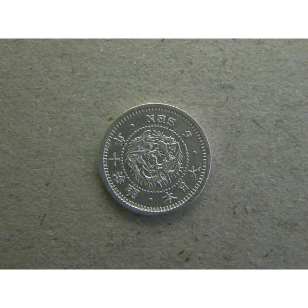 直径１５．１５ミリ　品位銀８０％　量目１．３５ｇ　円銀や竜５０銭と比べますと、市中を走り回った、庶民の銀貨といえます。充分に役に立ったコインが多く、状態の良いコインは少ない様です。