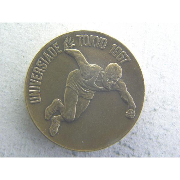 ユニバシアード東京大会開催に向け、資金を広く集める為、発行された公式記念メダルです。発行　財団法人スポーツ振興資金財団　製造大蔵省造幣局　銅メダル直径29.5ミリ　量目15.5ｇ　1967年※メダルのみとなります　（ケースありません）