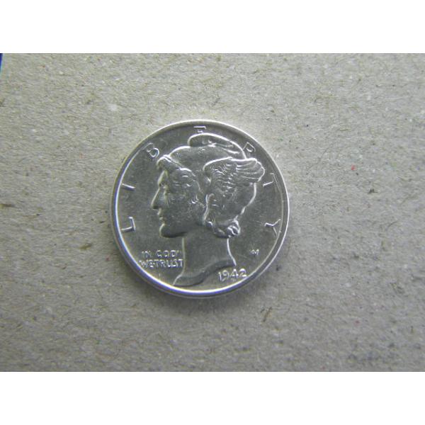 1916年、１０セント銀貨の新デザインを募るコンテストで、ドイツ人の移民アドルフ・A・ワインマンが優勝しました。図柄は翼つきの帽子をかぶった自由の女神で、思想の自由を象徴します。ただし、米国民はローマの神話の翼付きのサンダルをはいた神々の使...