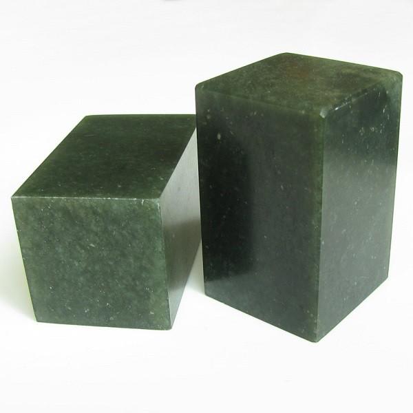 ■サイズ：3×3×5cm ■個数：１個　■材質：丹東黒緑凍石