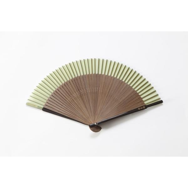 ■サイズ 約：幅 37cmｘ長さ 21cm ■扇面：シルク（絹）100％ ■扇骨：竹 ■生産国(仕立て)：日本製シルクの生地を使った短地扇子。メンズ、レディース兼用タイプ。成人式、ビジネスシーン、着物や浴衣とのおしゃれなコーディネート、母の...