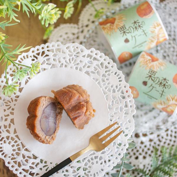 小麦粉を使わず、国産栗のやさしい甘さと香りを活かしたグルテンフリーの焼き菓子「栗の森のケーキ」。しっとりとした栗生地の中には、贅沢に渋皮付きの栗を丸ごと一粒包み込みました。素材そのものの美味しさを引き立てる、良平堂ならではのやさしい味わいで...