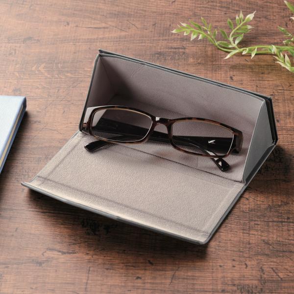 【たたんで薄く、持ち歩きやすい】使わない時はフラットに畳めるコンパクト設計。バッグやポーチのすき間にすっと収まり、荷物を増やしません。通勤・通学・旅行にも連れていきやすい携帯性です。【こまごました物をひとまとめ】眼鏡やサングラスはもちろん、...