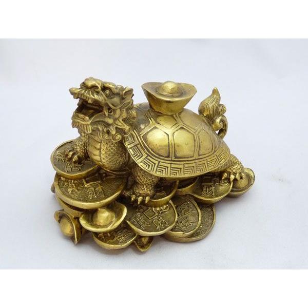 ◇サイズ：高さ約10cm×幅約12cm×奥行き約8.5cm◇◇銅製◇銅製の龍亀（ロングイ）の置物です。古銭や元宝の上に乗って、さらに甲羅の上にも元宝を乗せているので、金運・財運アップの効果は強力です！！【龍亀（ロングイ）】亀が龍に変ずる際の...