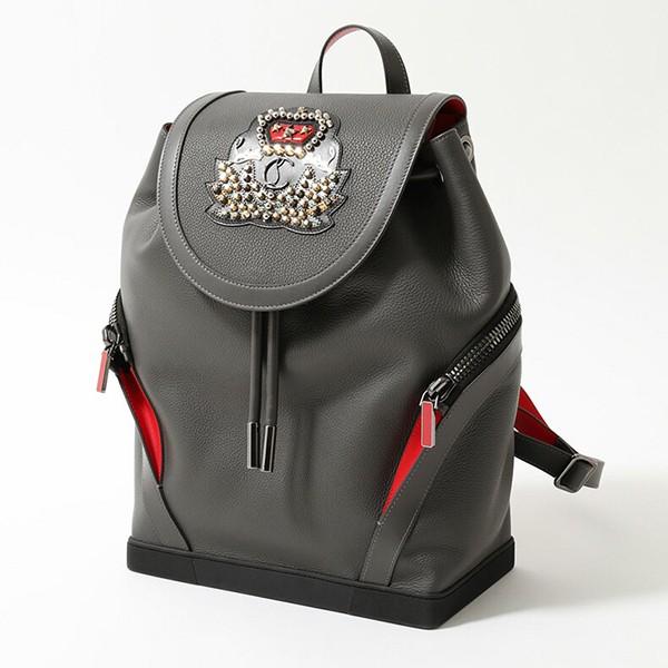 Christian Louboutin クリスチャンルブタン 卸売り スタッズ装飾 レザー バックパック リュック バッグ メンズ Charbon エンブレムパッチ カラーi132