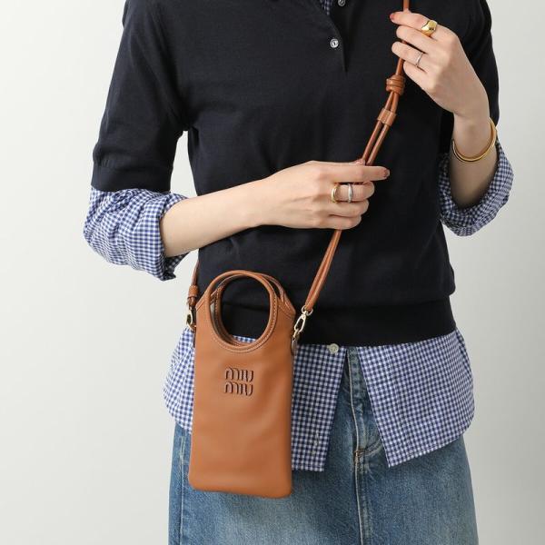k36【美品】ミュウミュウ　ロゴ金具　レザー　シボ革　ショルダー　カメラバッグ. miu miu（ミュウミュウ） スマートフォンケース 5ZT080 2CRW