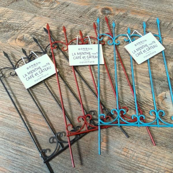 幅１０×厚み１×全高２２センチスチール製３本セットの販売価格です。寄せ植えにアクセントをつけるかわいいガーデンピック文字や絵柄のカスレや潰れ、傾きやズレなどプリントには個体差があります。●メール便（ネコポス）で発送致します。● 配達日時指定...