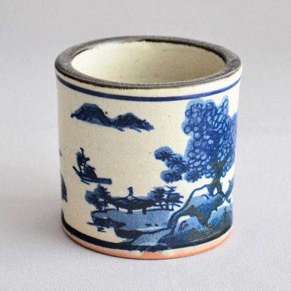 包装：ボール箱産地：尾高焼サイズ：直径5.9cm×高さ5.8cm古染付の趣を再現。淡い御本と共に情緒的な山水画が印象的な蓋置です。お稽古用はもちろん、贈答用にも大変お勧めです。◆こちらは定番商品ですので、複数のご注文にも対応可能です。詳しく...