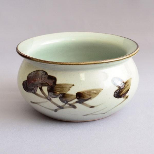 包装：ボール箱産地：萬古焼サイズ：直径13.8cm×高さ7.8cm『清宝窯』による絵唐津建水です。とても扱い易くリーズナブルな建水で、お稽古に最適です！【ご注意事項】※商品写真は可能な限り実物に近づけておりますが、ご利用のディスプレイによっ...