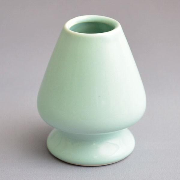 包装：紙箱産地：萬古焼サイズ：直径6.1cm×高さ7.5cm磁器製の青磁 茶筌直し(くせ直し)です。茶筌の使用後、茶筌直しに差して乾かしますと本来の形に整います。窄みや広がり等により穂先の歪みを防止しますので、茶筌を美しく整え長持ちさせる効...