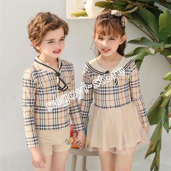 一目見た瞬間心惹かれる、可愛いセーラー風キッズ用水着！しっかりUVカットの生地を使っているから日差しの気になる野外プールや海でも使いやすいんです。今年の夏はいっぱいいっぱい遊ばせたい、写真もたくさん撮りたいから…。