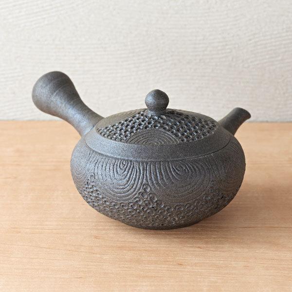 常滑焼 仙松作 焼〆泡紋 急須 セラメッシュ 160cc 木箱入 M76| 送料無料 きゅうす おしゃれ 日本製 愛知県 ティーポット 食器 茶器 プレゼント ギフト 作家 :ikai-m-00076:器茶房 彩庵Yahoo!ショップ - 通販 - Yahoo!ショッピング 常滑焼 仙松作 焼〆泡紋 急須 セラメッシュ 160cc 木箱入 M76| 送料無料 きゅうす おしゃれ 日本製 愛知県 ティーポット 食器 茶器 プレゼント ギフト 作家 :ikai-m-00076:器茶房 彩庵Yahoo!ショップ - 通販 - Yahoo!ショッピング