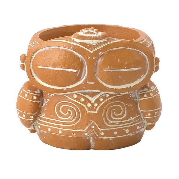 古代からこんにちは！古代シリーズの遮光器土偶ポットが新登場しました。女性が命を産みはぐくむことに由来し、安産、子孫繁栄、豊かな自然の恵みなどを祈る際に使われたと言われています。 遮光器土偶と、多肉やプリザーブドフラワー、こけなどの様々な植物...