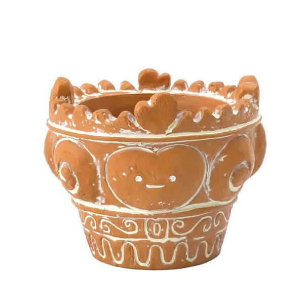 古代からこんにちは！古代シリーズの火焔型土器ポットが新登場しました。縄文時代中期を代表する日本列島各地で作られた土器の一種で、燃え上がる炎を象ったかのような形状の土器です。 火焔型土器と、多肉やプリザーブドフラワー、こけなどの様々な植物は意...