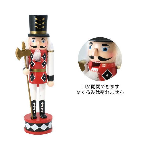 クリスマスを華やかに彩るくるみ割り人形！棚や玄関などに飾るだけでクリスマスの雰囲気もup♪背中のレバーを動かすと、口が開きますがくるみを割ることはできません。装飾品としてお楽しみください。サイズ：幅9cm×奥行き7.5cm×高さ30cm材質...