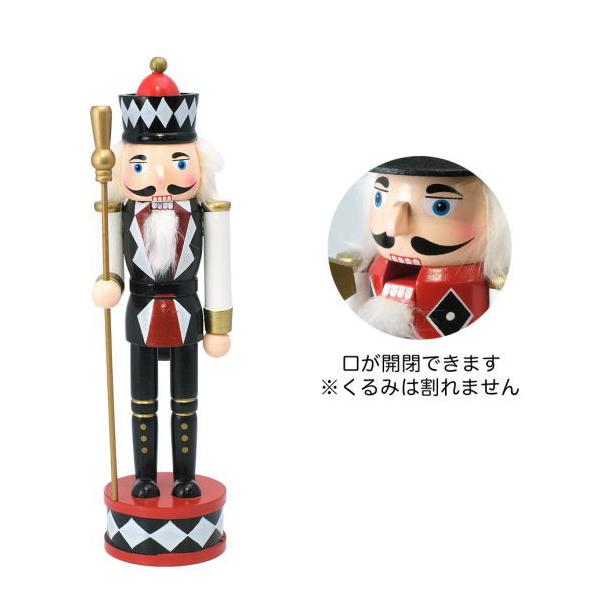 クリスマスを華やかに彩るくるみ割り人形！棚や玄関などに飾るだけでクリスマスの雰囲気もup♪背中のレバーを動かすと、口が開きますがくるみを割ることはできません。装飾品としてお楽しみください。サイズ：幅8.5cm×奥行き7.5cm×高さ30cm...
