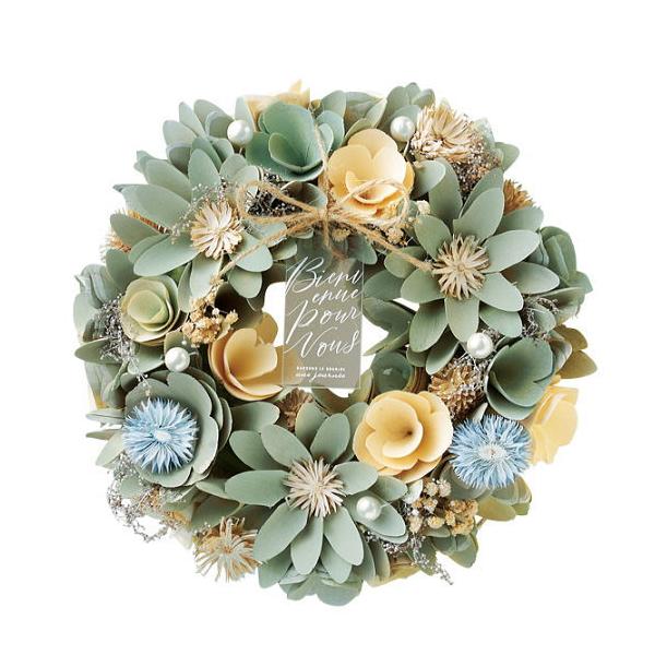 春リースの新作が登場！木々の合間から吹き抜ける、そよ風のような優しい緑をイメージしたリースです。飾るだけで華やかで素敵な空間を手軽に演出できます♪こちらのリースは、プレゼントに最適なギフトボックス付です。サイズ：幅約23.5cm×奥行約6....