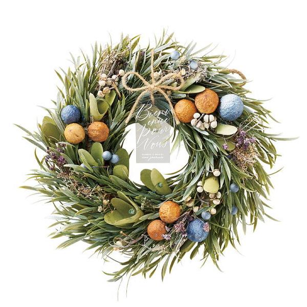 春リースの新作が登場！オリーブ風の細い葉を束ねた、シャビー感のあるデザインです。手軽に演出できます♪こちらのリースは、プレゼントに最適なギフトボックス付です。サイズ：幅約23.0cm×奥行約6.5cm×高さ約23.0cm主な素材：天然素材・...