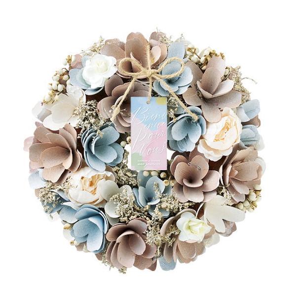 春リースの新作が登場！柔らかなピンクブルーの配色が新鮮！新しい春の訪れを感じさせます。手軽に演出できます♪こちらのリースは、プレゼントに最適なギフトボックス付です。サイズ：幅約23.0cm×奥行約6.5cm×高さ約23.0cm主な素材：天然...