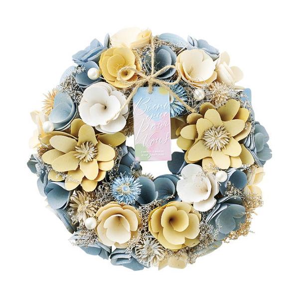 春リースの新作が登場！柔らかな春の空に黄色の花が咲いている風景をイメージしました。手軽に演出できます♪こちらのリースは、プレゼントに最適なギフトボックス付です。サイズ：幅約24.0cm×奥行約7.0cm×高さ約24.0cm主な素材：天然素材...