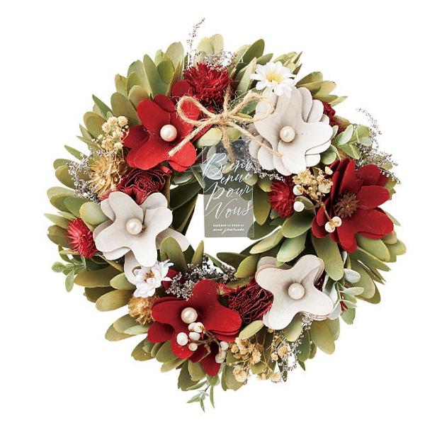 春リースの新作が登場！どこか懐かしい温かみがあるリースです。飾るだけで華やかで素敵な空間を手軽に演出できます♪こちらのリースは、プレゼントに最適なギフトボックス付です。サイズ：幅約25.0cm×奥行約7.5cm×高さ約25.0cm主な素材：...