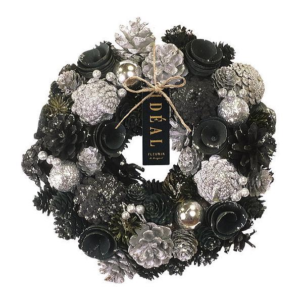 高級感のある特別なクリスマスをイメージしたリースです。ダークで落ち着いた色合いに煌めくシルバーのパーツで大人向けなクリスマスを演出。ラメ加工でキラキラ輝き華やかさもプラス！リース上部には麻紐が付いていますので、すぐに飾れます。早いうちから飾...