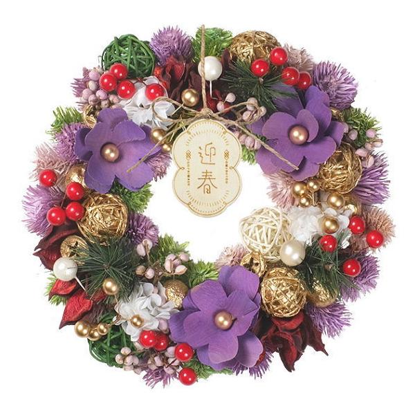 やわらかな雰囲気で新春を寿ぐ和風リース。可愛らしさと上品さがあり、玄関やお部屋を華やかに彩ります。松の造花がレトロな趣を加え上品な紫色が印象的。高貴で雅な雰囲気がお正月にふさわしいデザインです。お正月シーズンが終わっても木製プレートを取り外...