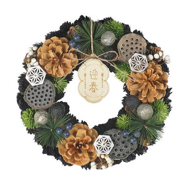 やわらかな雰囲気で新春を寿ぐ和風リース。松の造花やハスがレトロな趣を加えシックな黒が印象的。高貴で雅な雰囲気がお正月にふさわしいデザインです。お正月シーズンが終わっても木製プレートを取り外して和風リースとして楽しめます。サイズ：幅約23cm...