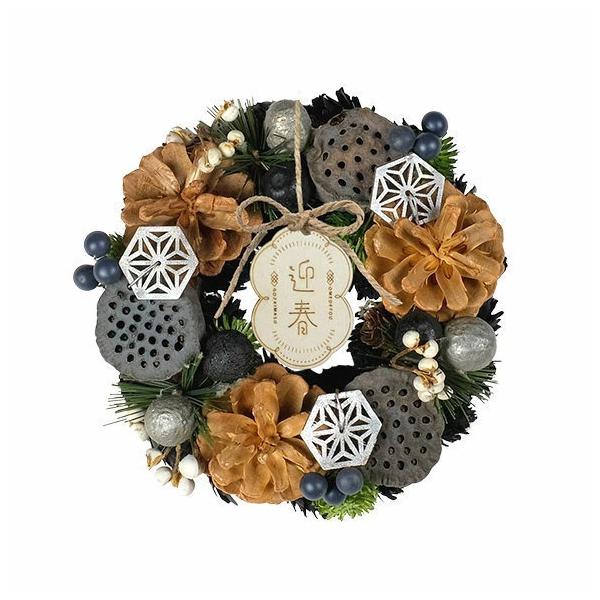 やわらかな雰囲気で新春を寿ぐ和風リース。松の造花やハスがレトロな趣を加え シックな黒が印象的。高貴で雅な雰囲気がお正月にふさわしいデザインです。お正月シーズンが終わっても木製プレートを取り外して和風リースとして楽しめます。サイズ：幅約16c...