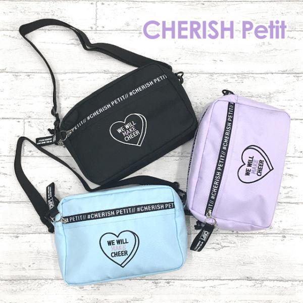 ロゴ入りファスナーがおしゃれな ヨコ型ショルダーバッグさくらんぼとロゴテープのファスナーチャームがポイント！カラーはおしゃれな3色展開！プレゼントにもおすすめです♪素　材｜ポリ帆布サイズ｜約 横25×縦17.5×マチ8cm重　量｜約 180...