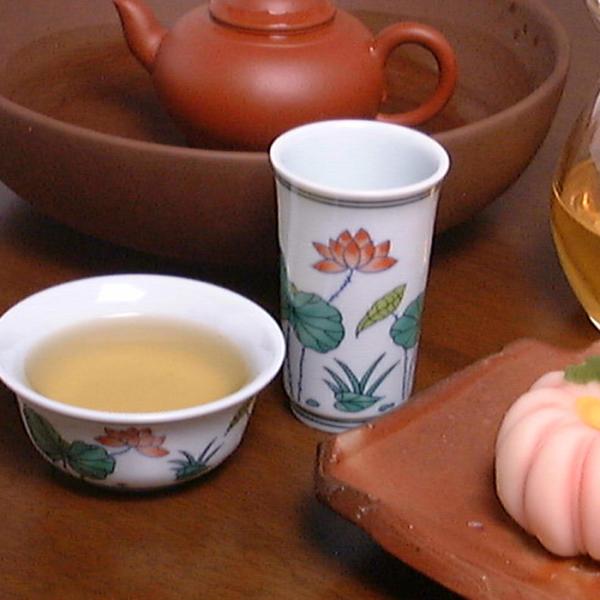 中国茶をはじめるならこれっ!茶樹は岩の上に生えており、葉は岩の栄養分や水分を多く含み肉厚で濃厚な味わい。喉に残る甘みは岩韻と言われ、烏龍茶愛好家に愛されています。その歴史や厳しい環境を感じられるような、苦味と甘味のバランスのよさ、喉に軽く残...