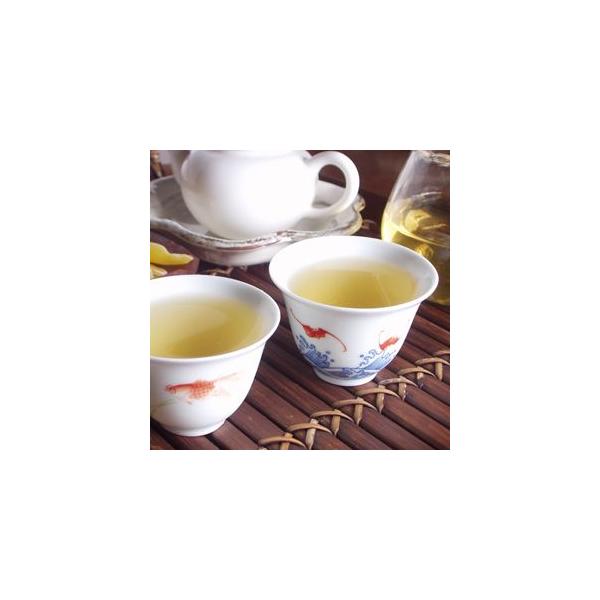 まるで、中国茶の白ワインです。鉄観音が濃厚で重いお茶と例えるならば、白芽奇蘭は軽く淡白で、端麗な味わいです。線のように細く、優しい味わいを持ちます。醗酵度はそれなりに高いのに、さわやかで、生っぽい感じがあります。ここ数年で人気急上昇になって...