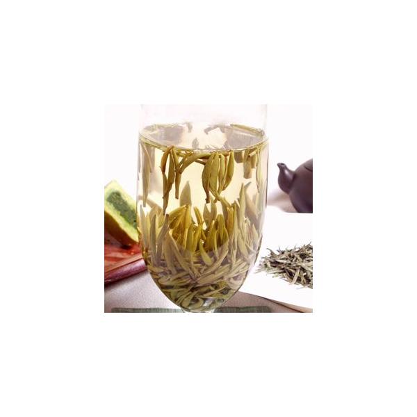 お茶の種類は黄茶と呼ばれ、中国でのみ生産されます。その代表格がこの君山銀針。ニセモノが多いですが、湖南省の君山と呼ばれる島で生産されるものがホンモノ。毎年300キロ程度しか採れない茶葉は全て皇帝のご用達であり、一般の人間はおろか、お金持ちで...