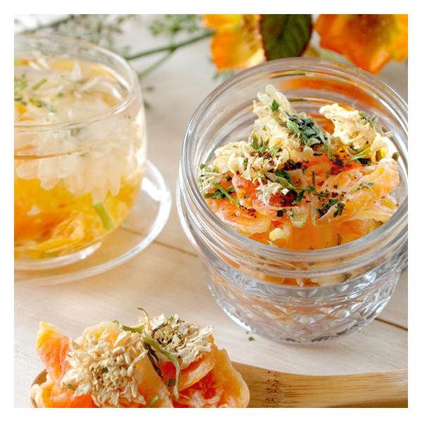 4種類のフルーツとハーブ入りの実もそのまま食べられるフルーツティーです。＜原材料＞ドライオレンジ(タイ産)、ローズヒップ、菊花、パクチー、香料(オレンジ)、砂糖、クエン酸、保存料（亜硫酸塩）　[1袋150ｇ] [原産国：日本]  フルーツテ...