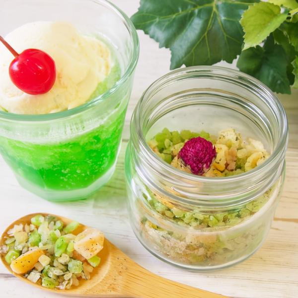 喫茶店のクリームソーダをイメージした5種類のフルーツとハーブ入りの実もそのまま食べられるフルーツティーです。原材料：キウイ(タイ)、パイン、メロン、砂糖、ネトル、千日紅/クエン酸、香料、着色料(黄4、青1)、保存料(亜硫酸Na)　内容量：1...